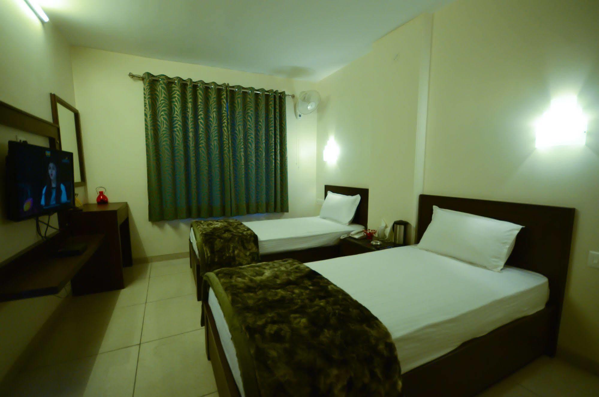 Hotel Sunday Inn Jaipur Ngoại thất bức ảnh